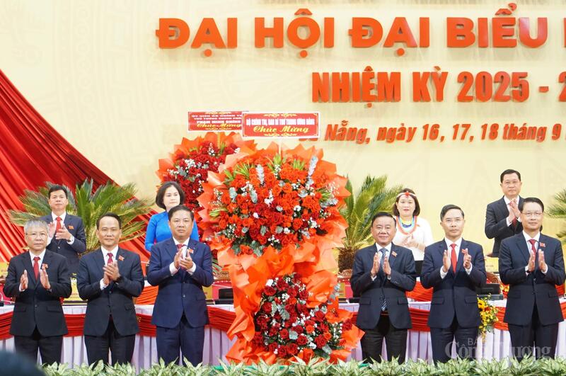 Ủy viên Bộ Chính trị, Thường trực Ban Bí thư Trần Cẩm Tú thay mặt Bộ Chính trị, Ban Bí thư Trung ương Đảng tặng hoa chúc mừng Okvip69.com bán cá nổ hủ đại biểu Đảng bộ Đà Nẵng lần thứ I, nhiệm kỳ 2025 - 2030