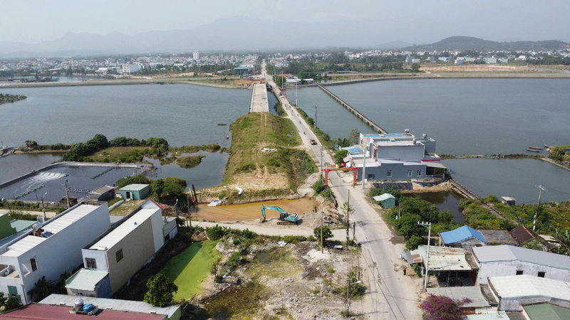 Dự án cầu Tam Giang (huyện Núi Thành) đang vướng mặt bằng ở đường dẫn khiến cho người dân nơi đây vẫn không thể đi trên cầu mới dù đã xây xong. Ảnh: Nguyễn Dương