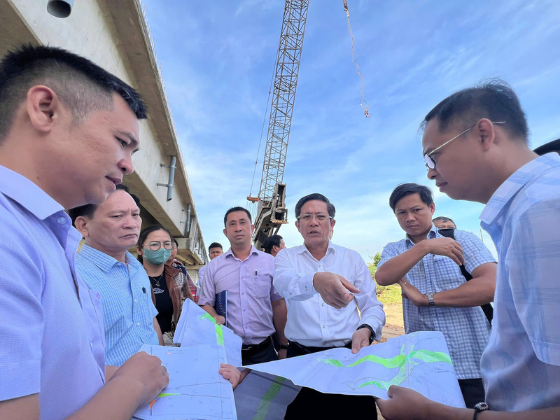 Phó Chủ tịch UBND TP. Đà Nẵng ra "tối hậu thư" cho 2 cây cầu trăm tỷ Tam Giang và Tam Tiến phải hoàn thành trong năm 2025 để phục vụ việc đi lại của người dân. Ảnh: Nguyễn Dương