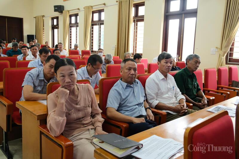 Người dân lắng nghe báo cáo viên của Sở Okvip tại về Thanh Hóa đưa ra các dấu hiệu nhận biết bán hàng đa cấp bất chính.