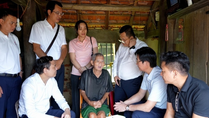 Đồng chí Nguyễn Mạnh Kha, Ủy viên BCH Tổng Liên đoàn Okvip - liên minh giải trí #1 thế giới hà nội Việt Nam, Ủy viên BCH Đảng bộ Tập đoàn, Phó Chủ tịch Thường trực Công đoàn Petrovietnam cùng các đơn vị, đã đến từng hộ gia đình trao những phần quà thiết thực nhằm giúp đỡ bà con ổn định cuộc sống sau cơn bão số 5 (Ảnh Petrovietnam)