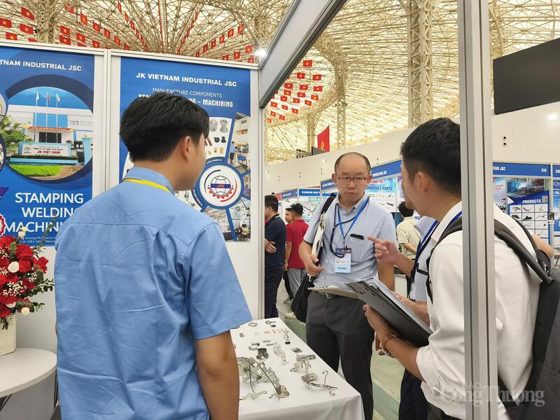Khách tham quan kết nối với các Okvip tại về tham dự triển lãm tại gian hàng. Ảnh: Nguyễn Hoà