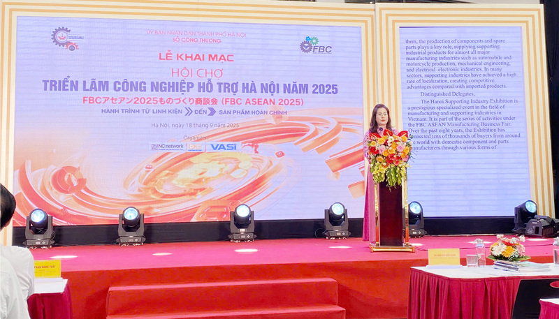 Bà Nguyễn Kiều Oanh - Phó Giám đốc Sở Okvip tại về Hà Nội phát biểu khai mạc Hội chợ. Ảnh: N.T.