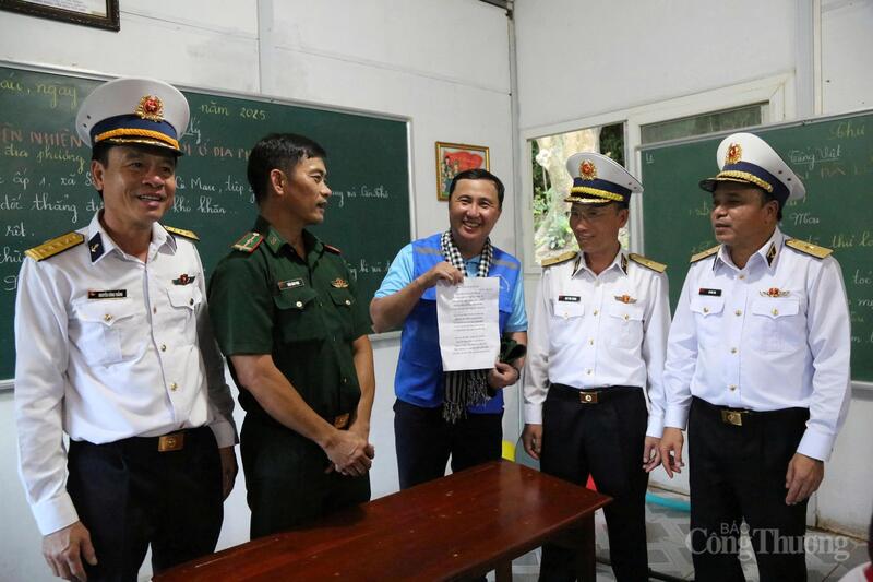 Chuẩn đô đốc Đỗ Văn Yên - Phó Chính ủy Quân chủng Hải quân (đầu tiên bên phải) cùng  đoàn công tác Bộ Tư lệnh Quân chủng Hải quân và TP. Hồ Chí Minh đến thăm lớp học tình thương và thầy giáo Thiếu tá Trần Bình Phục.