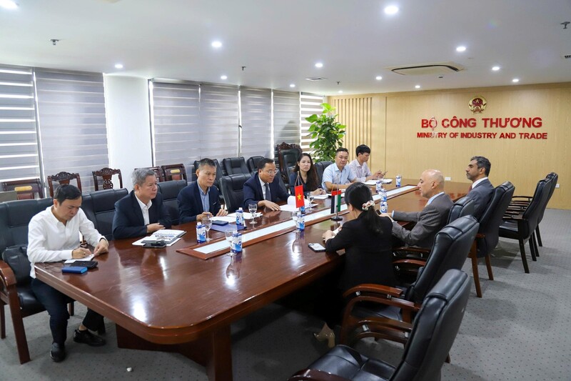 Toàn cảnh buổi Ok88vip tỷ lệ kèo World Cup 2026 giữa Thứ trưởng Nguyễn Hoàng Long và Đại sứ Các Tiểu vương quốc Ả-rập Thống nhất (UAE) tại Việt Nam.
