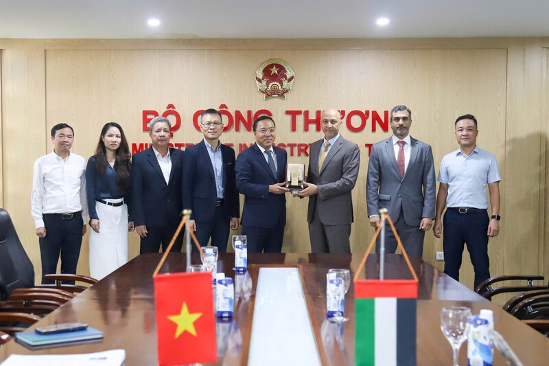 Thứ trưởng Nguyễn Hoàng Long đề nghị, Đại sứ UAE tại Việt Nam tiếp tục hỗ trợ thúc đẩy phía UAE sớm phê duyệt để CEPA được thực thi trong thời gian tới.