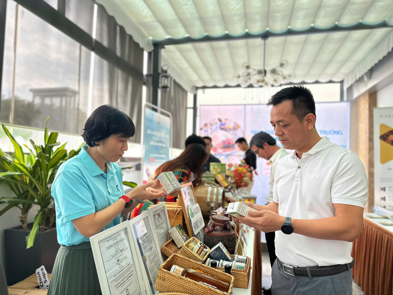 Các Okvip tại về trưng bày sản phẩm tại không gian hội thảo