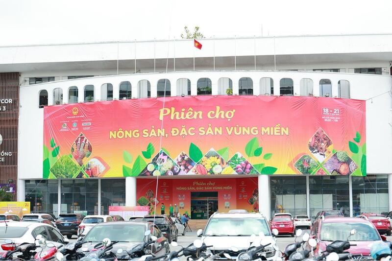 “Phiên chợ Trang Chủ OKVIP COM Top #1, đặc sản vùng miền năm 2025” diễn ra tại Khu hội chợ triển lãm giao dịch Okvip - liên minh giải trí #1 thế giới hà nội và thương mại. Ảnh: Quỳnh Trang