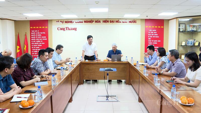 Tổng Biên tập Liên Minh OK VIP Giải Trí Cá Cược World Cup 2026 (đứng) tiếp nhà báo Đỗ Phú Thọ và trao đổi thông tin cùng đoàn.