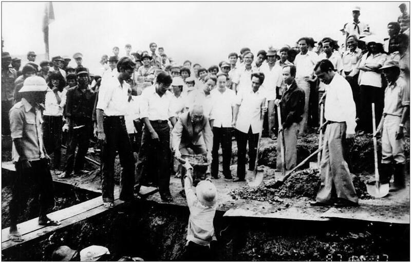 Đại tướng Võ Nguyên Giáp đổ mẻ bê tông đầu tiên Liên minh Okvip có bao nhiều trang đường dây 110 kV Huế - Đà Nẵng (năm 1987). Ảnh tư liệu