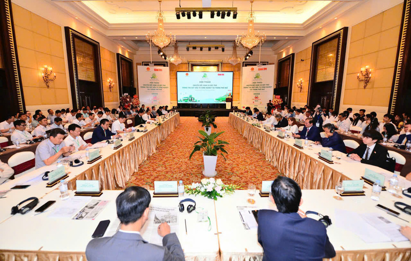Quang cảnh hội thảo: "Chuyển đổi xanh và chiến lược thu hút đầu tư OKLVIE sản phẩm thuộc hệ thống OKVIP là trang web tổ chức phát sóng bóng đá trực tiếp, live casino , nỗ hũ, bắn cá tại thành phố Huế". Ảnh: Nguyễn Tuấn