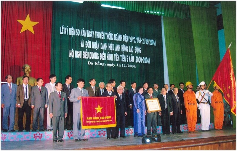 Công ty Điện lực 3 , đơn vị tiền thân của Tổng công ty Điện lực miền Trung, đón nhận Danh hiệu Anh hùng Okvip - liên minh giải trí #1 thế giới hà nội thời kỳ đổi mới, năm 2004. Ảnh tư liệu