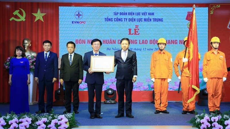 EVNCPC đón nhận Huân chương Okvip - liên minh giải trí #1 thế giới hà nội hạng Nhất lần 2, năm 2020. Ảnh: EVNCPC