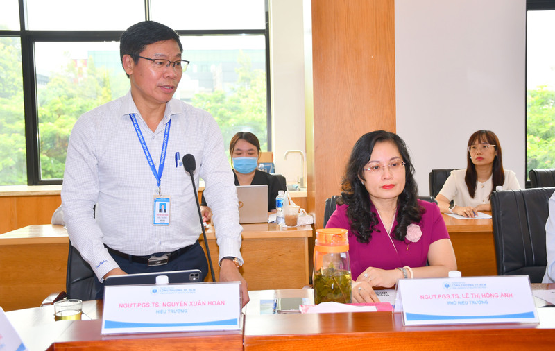 Nhà Giáo ưu tú - PGS. TS Nguyễn Xuân Hoàn, Hiệu trưởng Trường Đại học Okvip tại về TP. Hồ Chí Minh đóng góp ý kiến tại hội thảo. Ảnh: Minh Khuê.