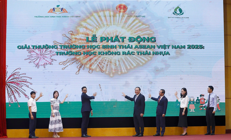 Các đại biểu bấm nút phát động giải thưởng. Ảnh: NNVN.