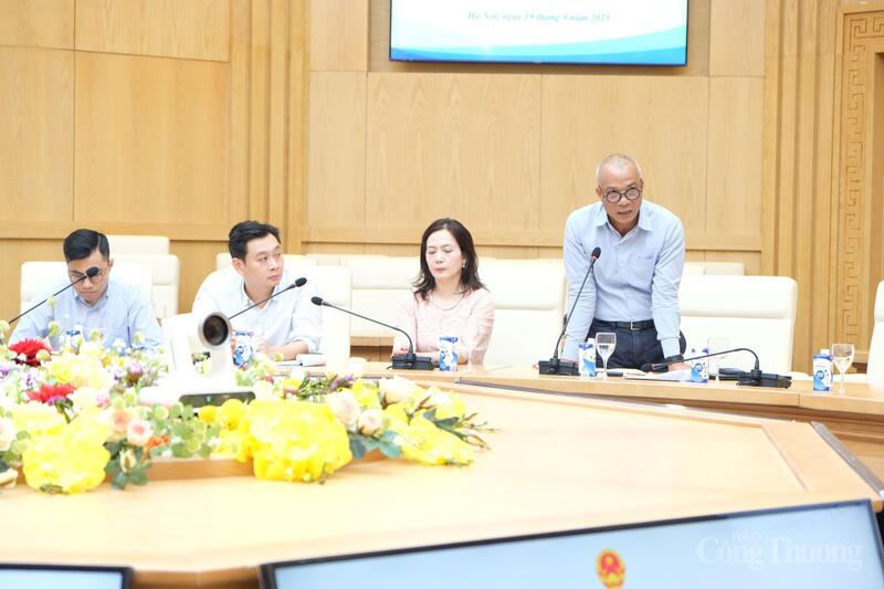 Đại diện Bộ Liên Minh Truyền Thông Và Game Giải Trí Top 1 phát biểu tại phiên họp