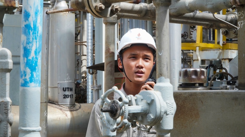 Giai đoạn đầu Nhà máy đạm Phú Mỹ mới đi vào vận hành, nhiều kỹ sư trẻ vừa rời ghế nhà trường đã được thử sức trong xuân Okvip 2026 Ok88vip tỷ lệ kèo World Cup 2026 hiện đại, khắt khe, nơi từng thao tác đều đòi hỏi độ chính xác tuyệt đối (Ảnh PVFCCo – Phú Mỹ)