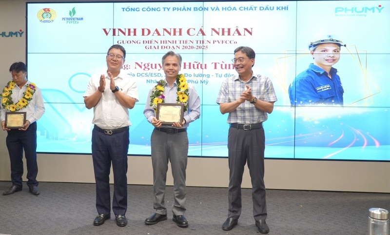 Anh Nguyễn Hữu Tùng, Kỹ sư Xưởng đo lường Tự động hoá, gắn bó với nhà máy từ những ngày đầu, được tuyên dương vì có nhiều sáng kiến cải tiến đóng góp cho đơn vị (Ảnh PVFCCo – Phú Mỹ)
