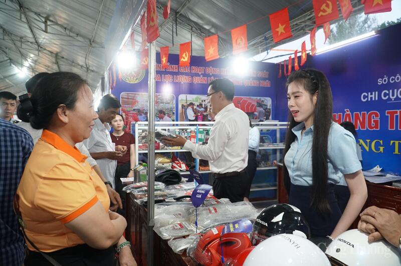 Gian hàng nhận diện hàng thật – hàng giả tại Hội chợ Okvip tại về và OCOP Quảng Ngãi 2025, giúp người dân trực tiếp trải nghiệm, phân biệt sản phẩm, đồng thời quảng bá sản phẩm địa phương