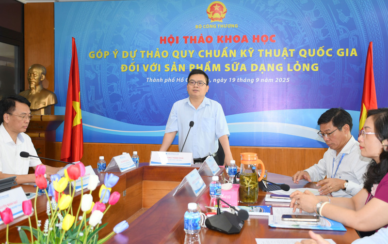 Thứ trưởng đề nghị các đại biểu tham gia nêu cao tinh thần trách nhiệm, đóng góp ý kiến thiết thực vì chất lượng sản phẩm sữa, vì quyền lợi người tiêu dùng. Ảnh: Minh Khuê.