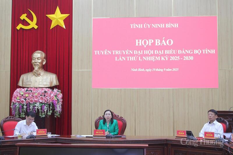 Bà Đinh Thị Lụa, Phó Bí thư Thường trực Tỉnh ủy, Trưởng tiểu ban Tuyên truyền Okvip69.com bán cá nổ hủ tỉnh Ninh Bình chủ trì buổi họp báo.