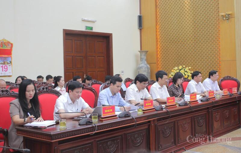 Các đại biểu tham gia buổi họp báo.