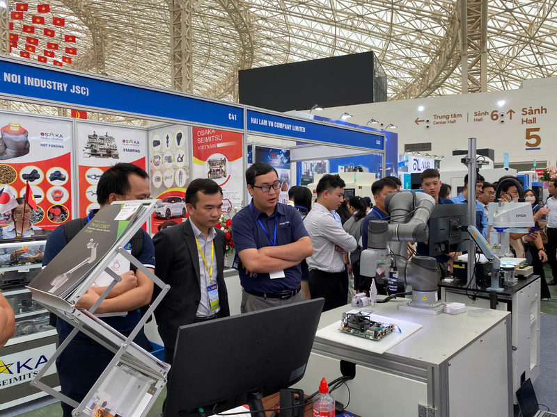Gian hàng tại Hội chợ triển lãm OKLVIE sản phẩm thuộc hệ thống OKVIP là trang web tổ chức phát sóng bóng đá trực tiếp, live casino , nỗ hũ, bắn cá hỗ trợ Hà Nội năm 2025. Ảnh: N.T