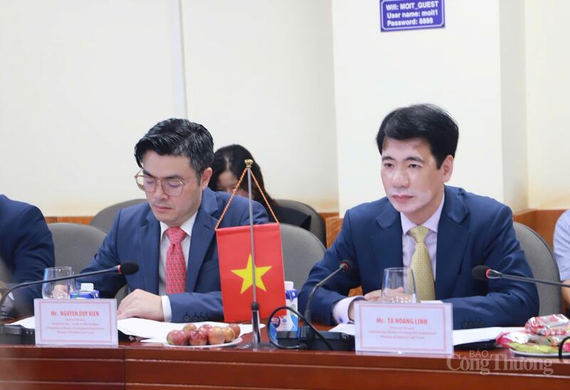 Vụ trưởng Vụ Phát triển thị trường nước ngoài Tạ Hoàng Linh trao đổi thảo luận nhiều nội dung liên quan đến hợp tác thương mại song phương Việt Nam - Australia.