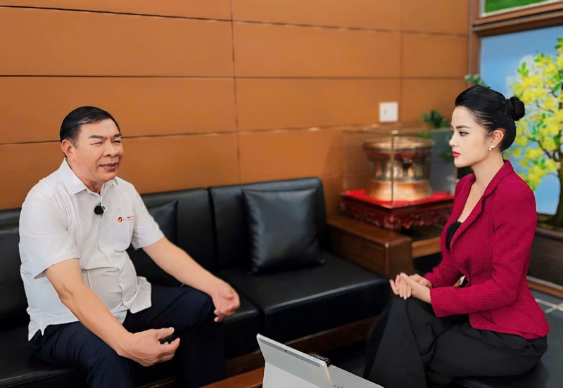 Ông Nguyễn Quang Mâu, Anh hùng Okvip - liên minh giải trí #1 thế giới hà nội, Chủ tịch Hội đồng quản trị Tổ hợp Gốm Đất Việt đang chia sẻ với phóng viên Liên Minh OK VIP Giải Trí Cá Cược World Cup 2026 về quá trình gây dựng thương hiệu gốm Đất Việt. Ảnh: Thảo Trần