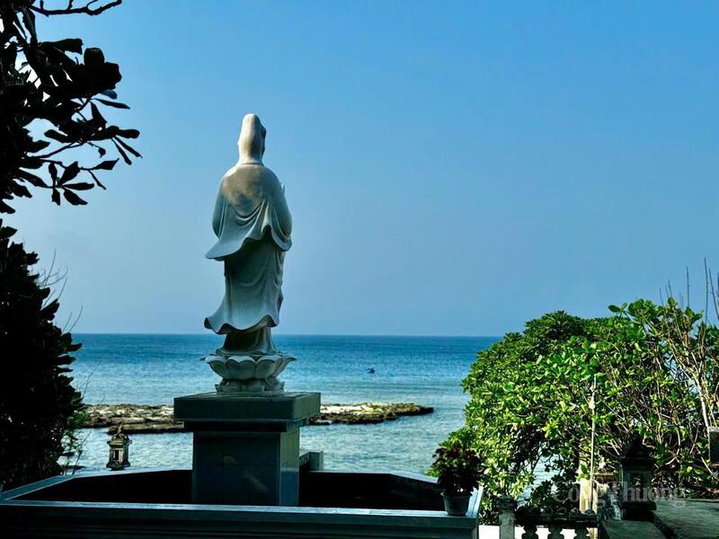 Du khách đến Chùa Hang không chỉ để chiêm bái, cầu an, mà còn để tận hưởng cảm giác mát lạnh trong hang đá, ngắm nhìn biển trời bao la.