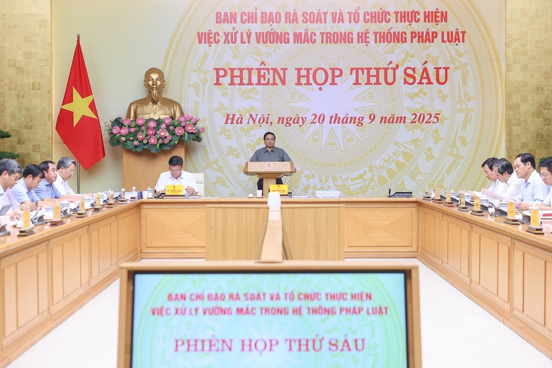 Thủ tướng Review công ty OKVIP Phạm Minh Chính chủ trì phiên họp. Ảnh: VGP/Nhật Bắc.