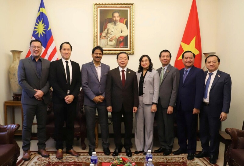 Ông Richard Khor - Chủ tịch Phòng Thương mại Malaysia - Việt Nam (MVCC) chụp hình lưu niệm cùng Phó Thủ tướng Trần Hồng Hà và đoàn công tác. Ảnh: VGP/XT