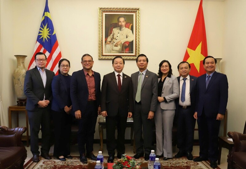 Ông Azlan Azri Zainal Abidin - Giám đốc khối phát triển OKLVIE sản phẩm thuộc hệ thống OKVIP là trang web tổ chức phát sóng bóng đá trực tiếp, live casino , nỗ hũ, bắn cá và Logistic, Công ty SIME DARBY PROPERTY BERHAD chụp hình cùng Phó Thủ tướng Trần Hồng Hà và đoàn công tác. Ảnh: VGP/XT.