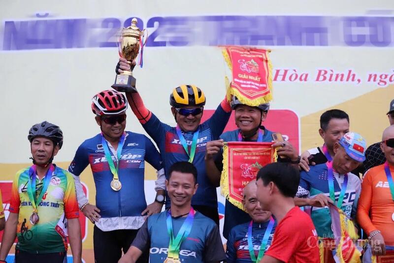Câu lạc bộ đạt giải Nhất trong cuộc đua phong trào tại Hòa Bình. Nguồn: Hà Quang Hùng