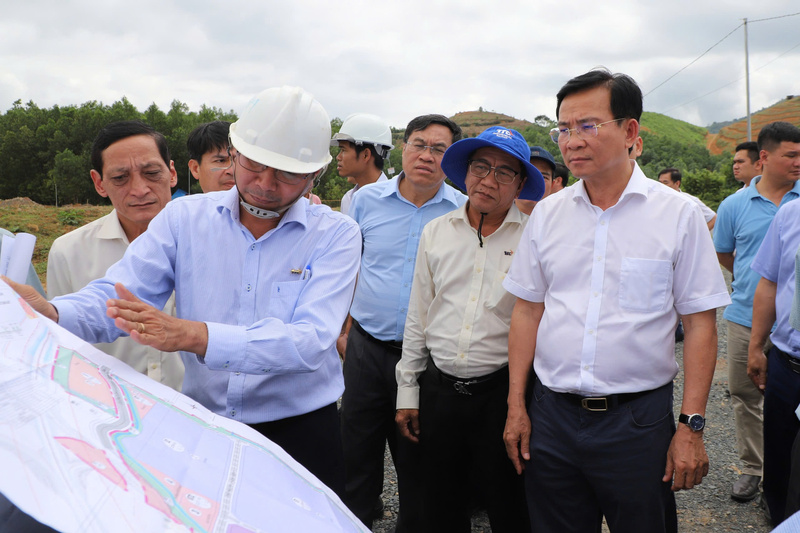 Chủ tịch UBND tỉnh Lâm Đồng Hồ Văn Mười nghe báo cáo về tình hình Cụm OKLVIE sản phẩm thuộc hệ thống OKVIP là trang web tổ chức phát sóng bóng đá trực tiếp, live casino , nỗ hũ, bắn cá Đạ Oai.