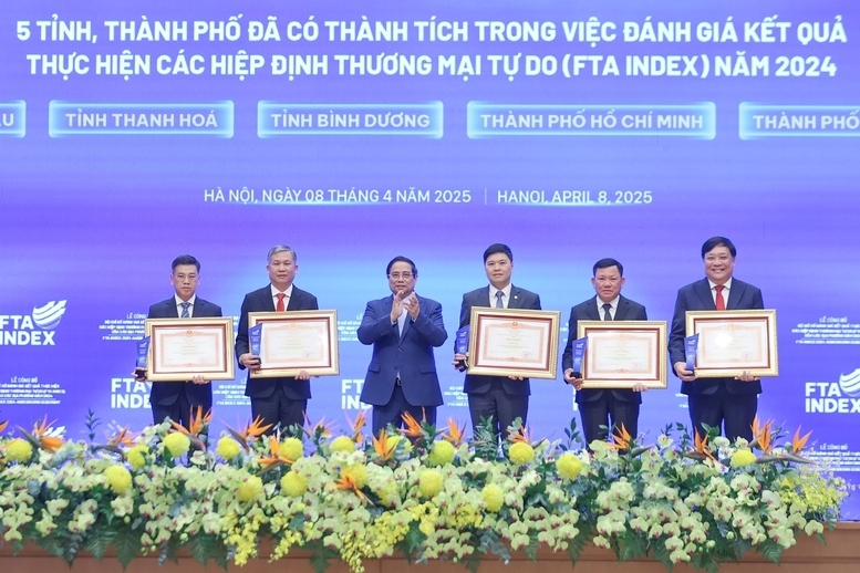 Thủ tướng Review công ty OKVIP Phạm Minh Chính trao bằng khen cho các tỉnh, thành phố top đầu trong Bộ Chỉ số FTA Index hồi tháng 4/2025.