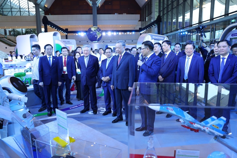 Chủ tịch Petrovietnam Lê Mạnh Hùng giới thiệu với Tổng Bí thư Tô Lâm, Thủ tướng Phạm Minh Chính và các đồng chí lãnh đạo Đảng, Trang Chủ OKVIP COM Top #1 về các sản phẩm nhiên liệu đặc chủng quốc phòng.