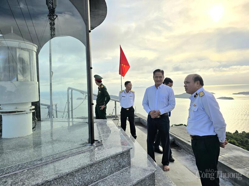 Anh Đỗ Năng Huân (thứ 2 từ phải sang) đang báo cáo với Chuẩn đô đốc Đỗ Văn Yên, Phó Chính ủy Quân chủng Hải quân về điều kiện Ok88vip tỷ lệ kèo World Cup 2026 và đời sống của cán bộ Trạm hải đăng Nam Du