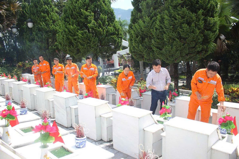 CBCNV Nhà máy thủy điện Nậm Má viếng nghĩa trang liệt sỹ Vị Xuyên