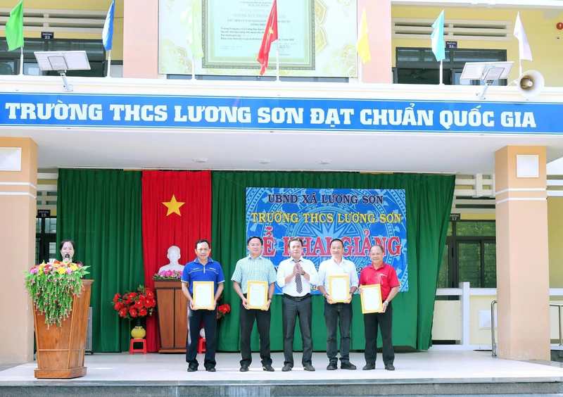 Ông Nguyễn Thanh Hưng (thứ 2 từ trái sang) – Giám đốc Nhà máy thủy điện Bắc Bình nhận thư cảm ơn của Trường THCS Lương Sơn vì sự đóng góp, hỗ trợ các em học sinh có hoàn cảnh khó khăn