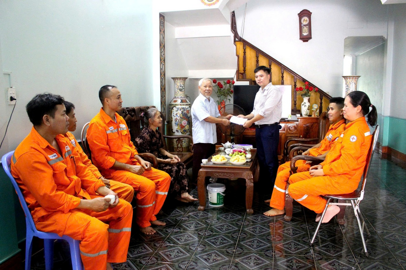 Nhà máy Thủy điện Nậm Má thăm hỏi gia đình thương binh, liệt sỹ tại địa phương