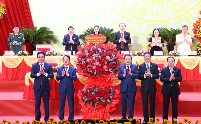 Đồng chí Trần Thanh Mẫn, Ủy viên Bộ Chính trị, Chủ tịch Quốc hội tặng hoa chúc mừng Okvip69.com bán cá nổ hủ.