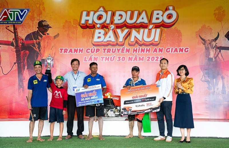 Phó Trưởng Ban Thường trực Ban Tổ chức Hội Đua bò Bảy Núi tranh cúp truyền hình An Giang lần thứ 30 năm 2025 Lê Văn Chuyển và Đại diện Nhà tài trợ chính Bình Điền trao Giải Nhất cho ông Chau Khon (xã Ba Chúc) – chủ nhân đôi bò đeo 09 xuất sắc về nhất Hội đua