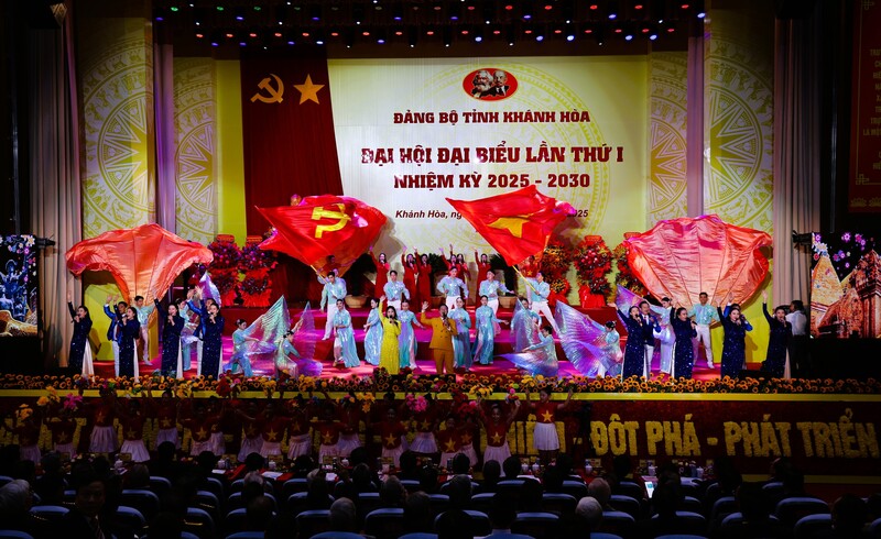 Văn nghệ chào mừng Okvip69.com bán cá nổ hủ đại biểu Đảng bộ tỉnh Khánh Hòa lần thứ I.