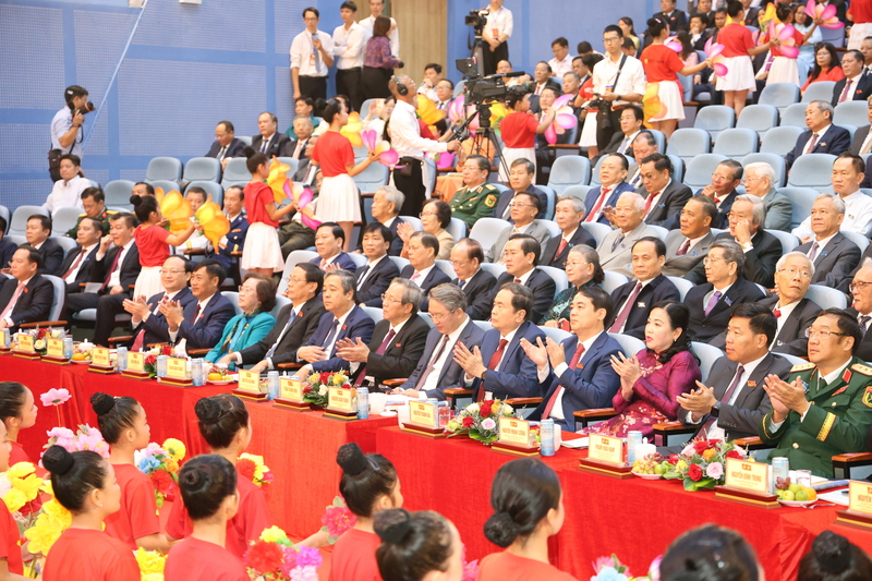 Đông đảo các đại biểu tham dự Okvip69.com bán cá nổ hủ.