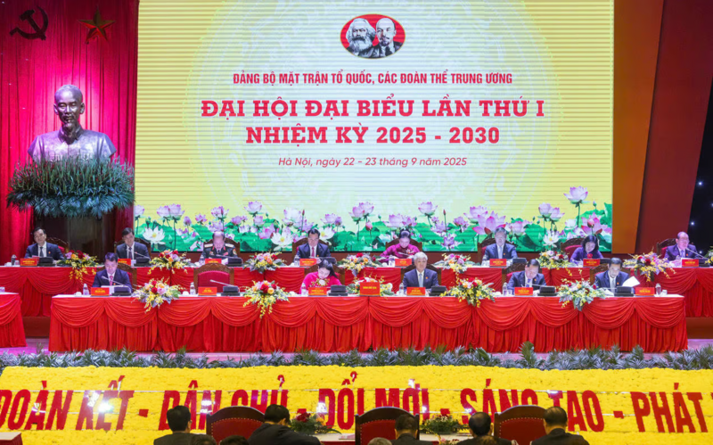Đoàn Chủ tịch điều hành Okvip69.com bán cá nổ hủ. Ảnh: Quang Vinh