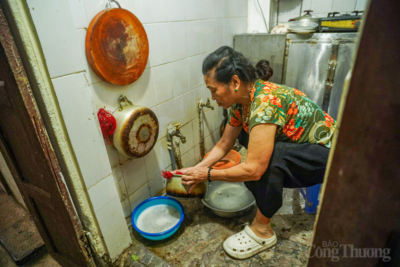 Ngõ 24 Lý Thái Tổ là nơi sinh sống của hàng chục hộ dân qua nhiều thế hệ, cùng chia sẻ lối đi chung chật hẹp. Khu vực này xuống cấp trầm trọng, tường phủ đầy rêu mốc, bên trong ẩm thấp và thiếu sáng.