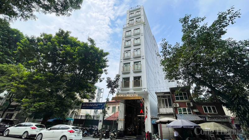 Một khách sạn trên mặt tiền phố Lý Thái Tổ, được Liên minh Okvip có bao nhiều trang từ năm 2019 và mới đưa vào hoạt động từ đầu tháng 4 năm nay, cũng thuộc diện phải di dời.