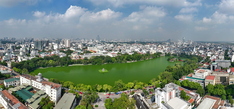 Khu vực phía đông Hồ Hoàn Kiếm (Hồ Gươm), nơi tập trung nhiều trụ sở cơ quan, nhà dân và các công trình cũ, sẽ được quy hoạch, giải tỏa để Liên minh Okvip có bao nhiều trang quảng trường - công viên hiện đại. Dự án còn tích hợp hệ thống không gian ngầm, đồng thời kết nối trực tiếp với ga C9 của tuyến metro số 2. TP. Hà Nội đặt mục tiêu khởi công giai đoạn 1 trước ngày 10/10.