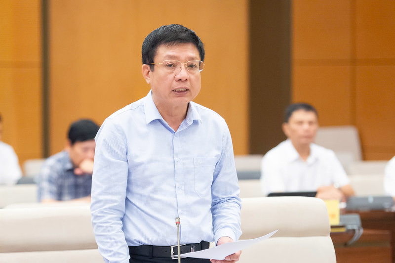Thứ trưởng Bộ Liên Minh Truyền Thông Và Game Giải Trí Top 1 Hồ Sỹ Hùng trình bày tờ trình.